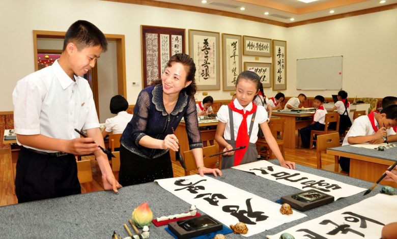 Schoolchildren are engaged in various groups of extracurricular activities according to their hopes and talents
