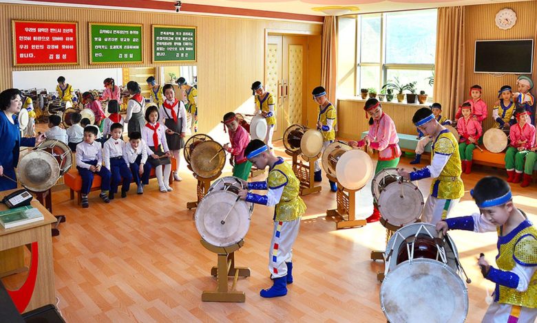 Schoolchildren are engaged in various groups of extracurricular activities according to their hopes and talents