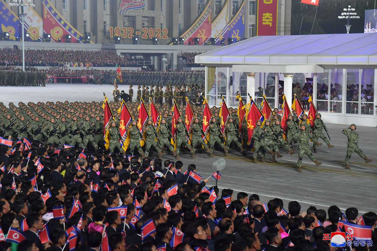 Парад в харбине 16 сентября. Парад в Пхеньяне 2022. Парад Пхеньян 1989. Военный парад в Корее. Парад в Северной Корее.