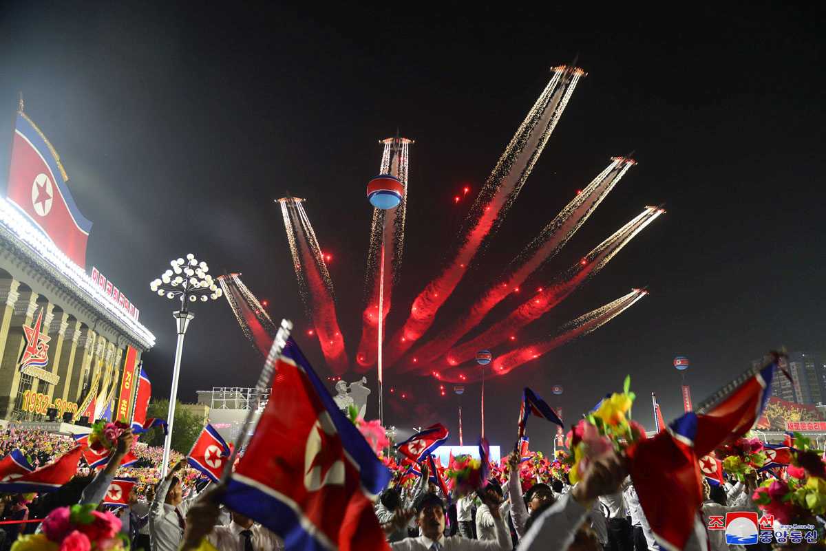 Парад в харбине 16 сентября. КНДР праздники. Военный парад в Чили. Корея парад Винтаж. Сцены украшенные к празднику Корея.