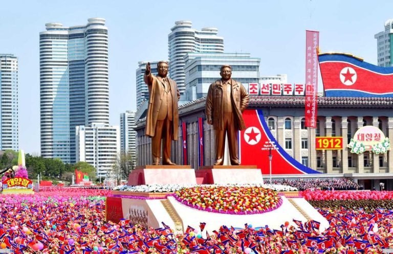 The column of demonstrators escorting the cars carrying the statues of President Kim Il Sung and Chairman Kim Jong Il entered the square.