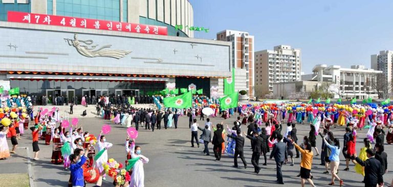 The Seventh April Spring People’s Art Festival opened at the East Pyongyang Grand Theatre.