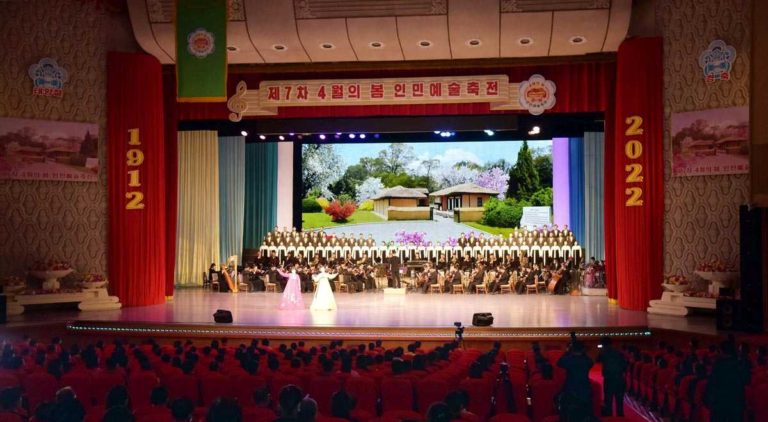 The Seventh April Spring People’s Art Festival drew many artistes and working people of over 20 organizations selected from all regions and units across the country.