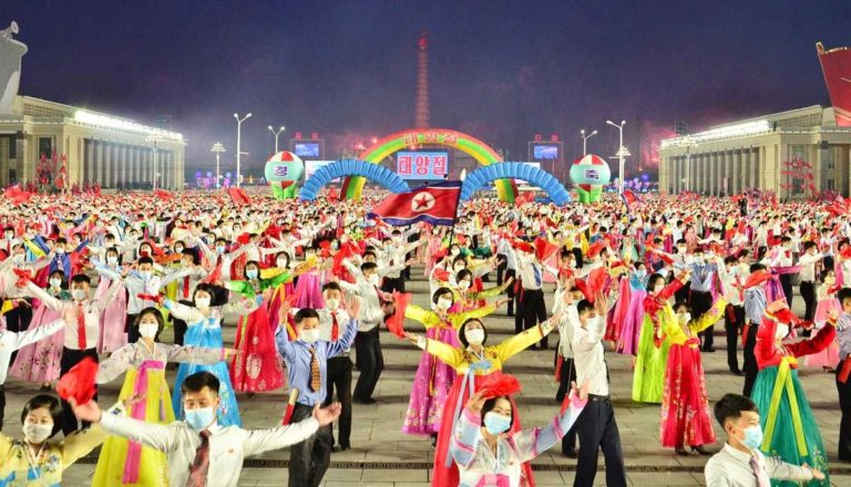 Gala evening of youth and students was held at Kim Il Sung Square in Pyongyang.
